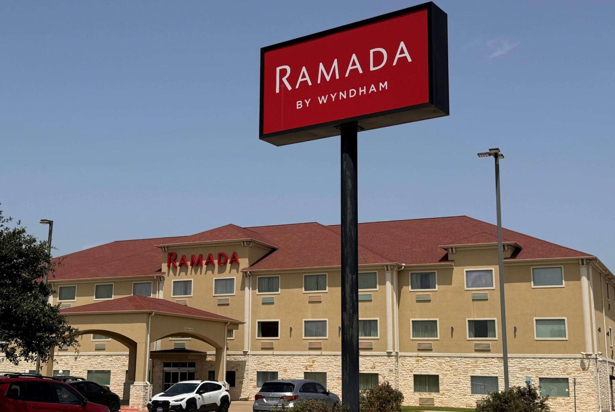 Ramada By Wyndham College Station Hotel Exterior photo